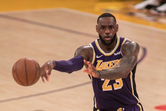 5. LeBron James: 47,91 Mio. Followers Lediglich ein Nicht-Fußballer schafft es in die weltweiten Top 10: Der Basketball-Superstar LeBron James verkörpert auf Instagram sportliche Höchstleistungen und NBA-Lifestyle. Er polarisiert ebenso wie sein neues Team, die Los Angeles Lakers.